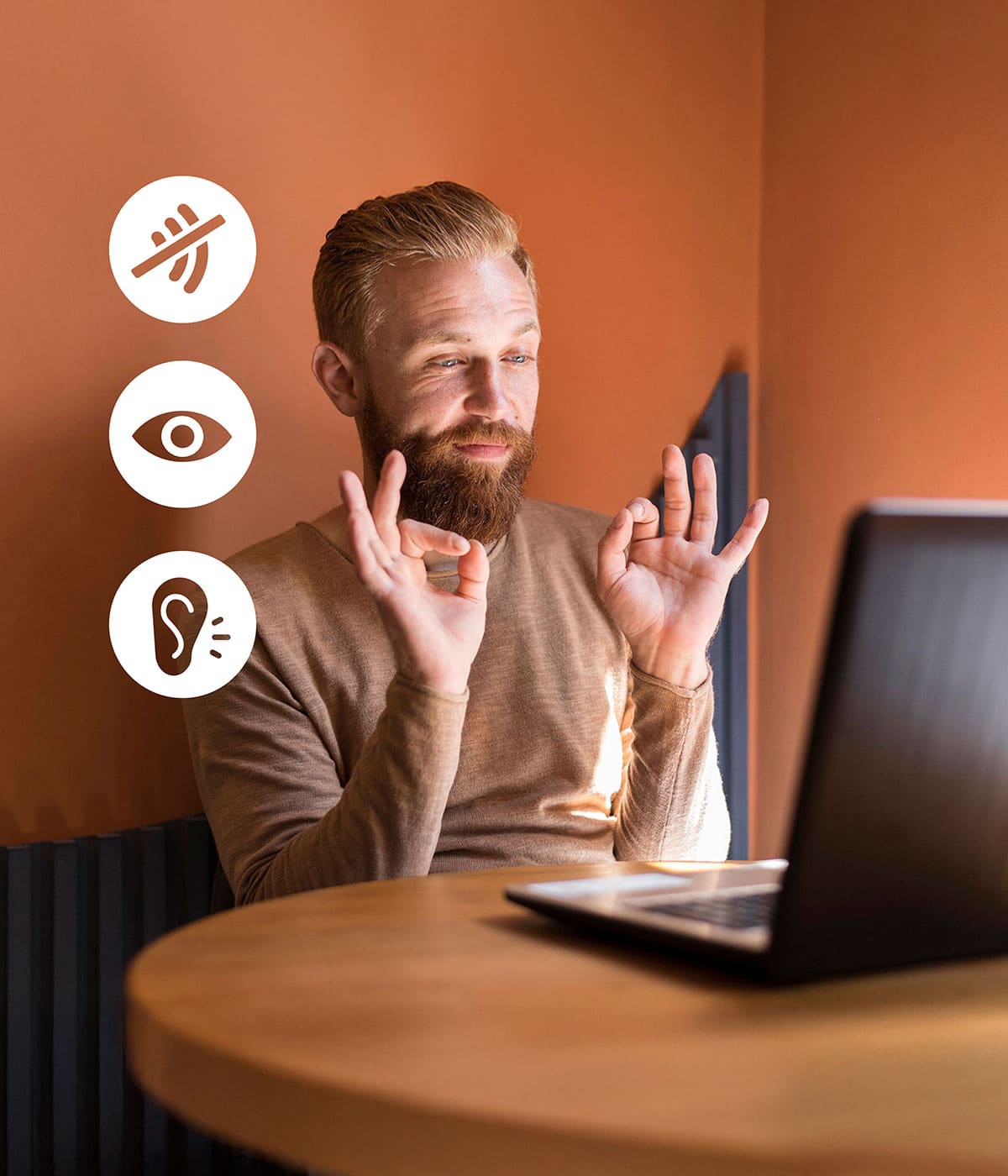 Mann mit arbeitet mit Gebärensprache am Notebook