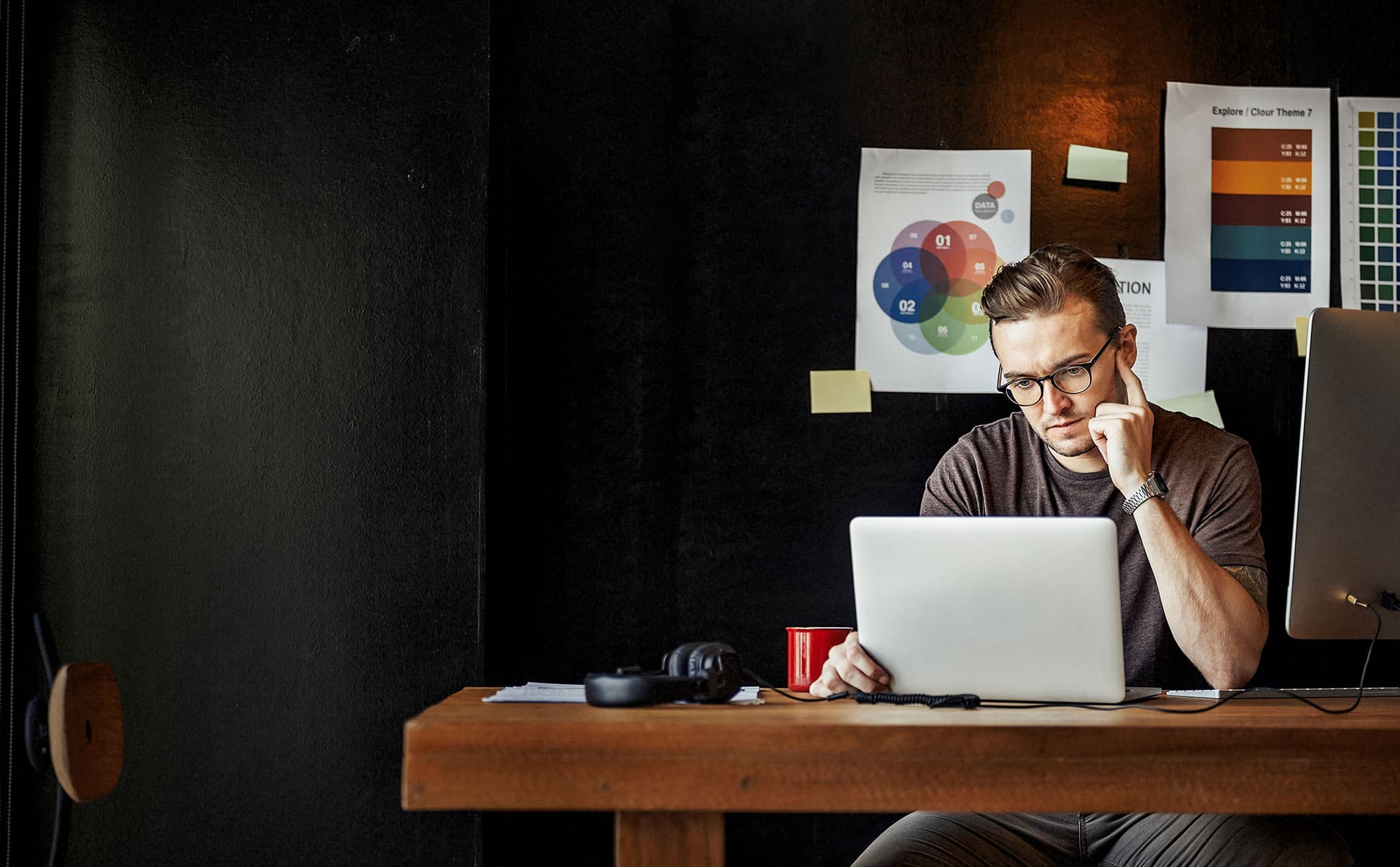 frustrierte Geschäftsperson vor Laptop mit schlechter Website-Performance, keine Anfragen, flache Illustration, modernes Webdesign, digitales Marketing