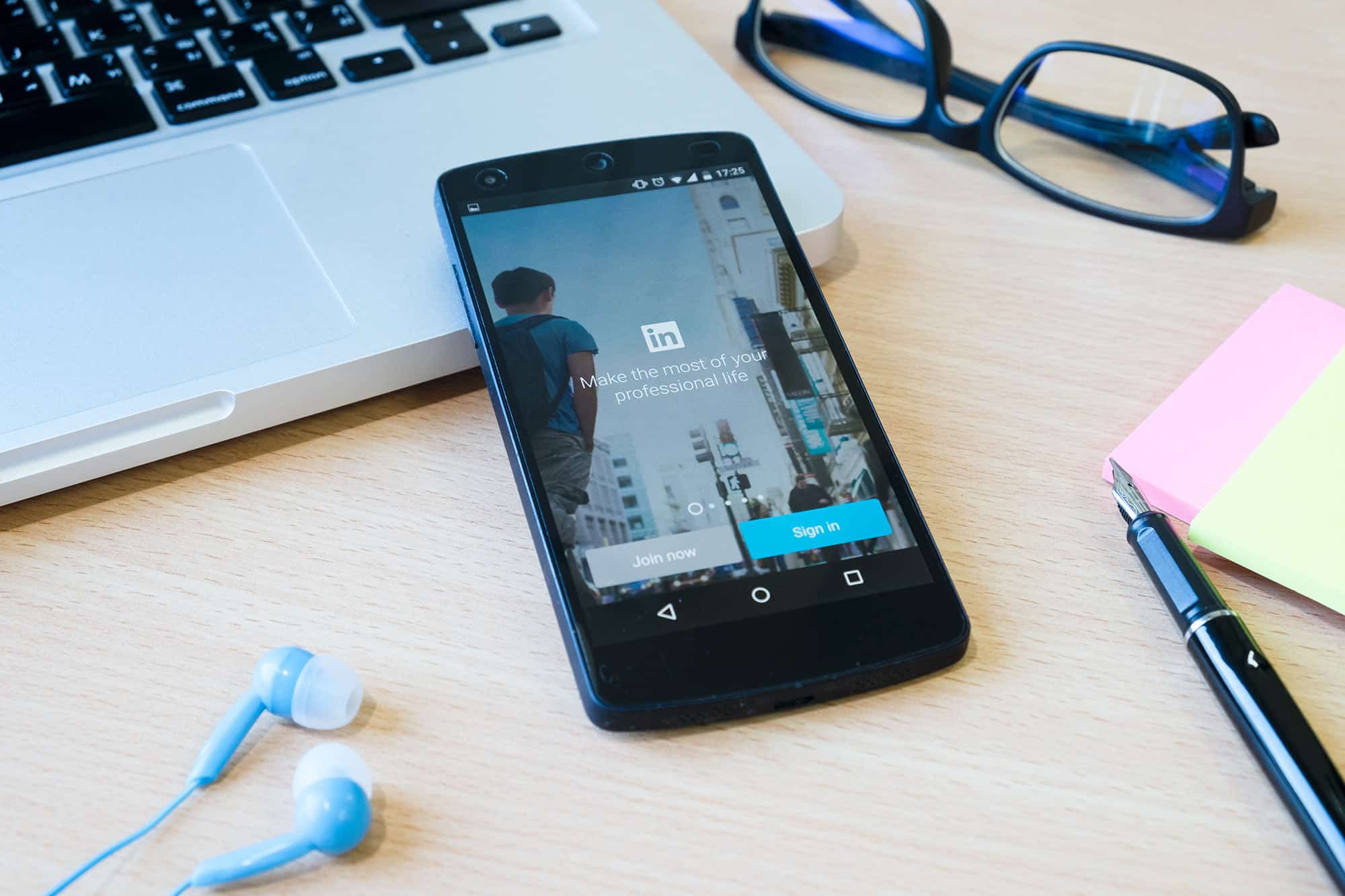 Handy mit LinkedIn Startscreen