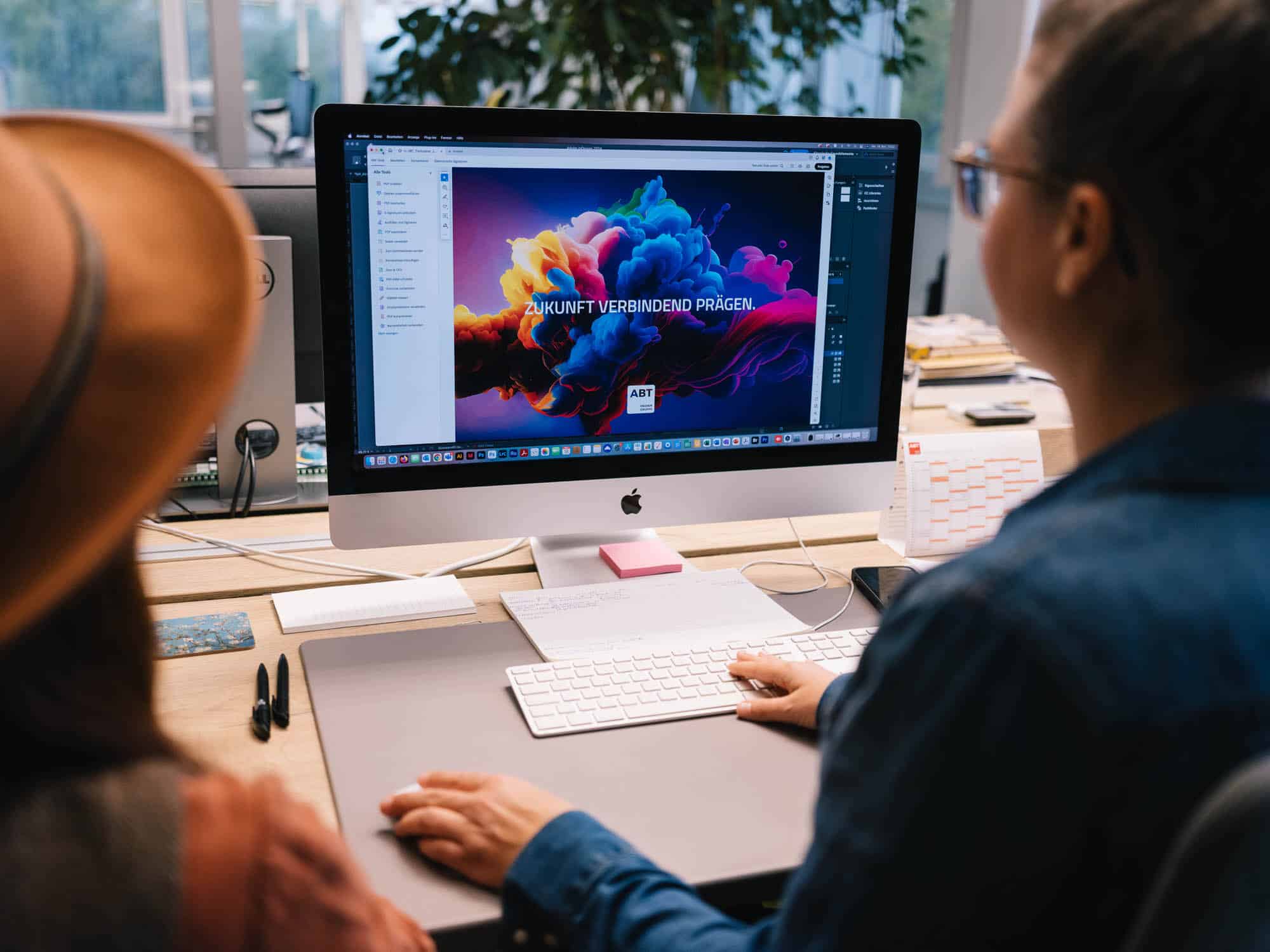 grafikerin_arbeitet_am_computer